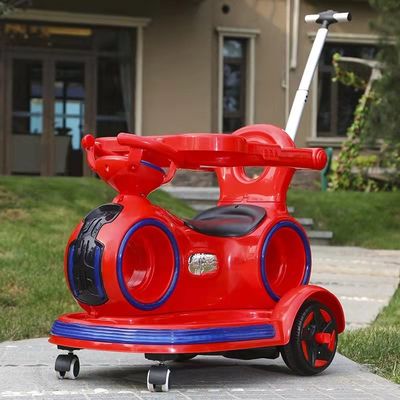 引き裂ける 押す 手柄 と 色彩 の 光 を 備えた 電気 車 に 乗っ て いる 子供