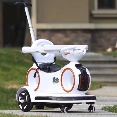引き裂ける 押す 手柄 と 色彩 の 光 を 備えた 電気 車 に 乗っ て いる 子供
