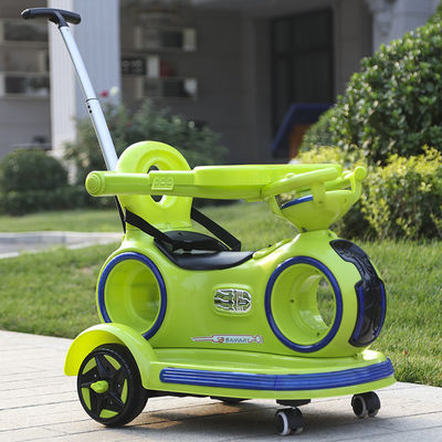 引き裂ける 押す 手柄 と 色彩 の 光 を 備えた 電気 車 に 乗っ て いる 子供