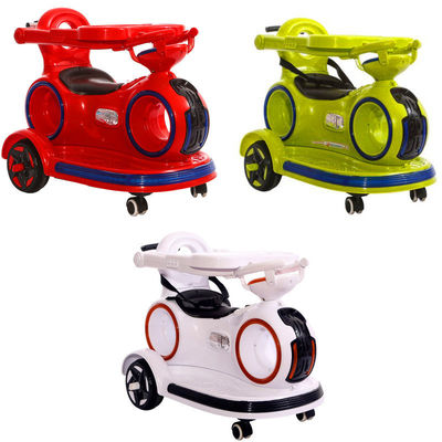 引き裂ける 押す 手柄 と 色彩 の 光 を 備えた 電気 車 に 乗っ て いる 子供