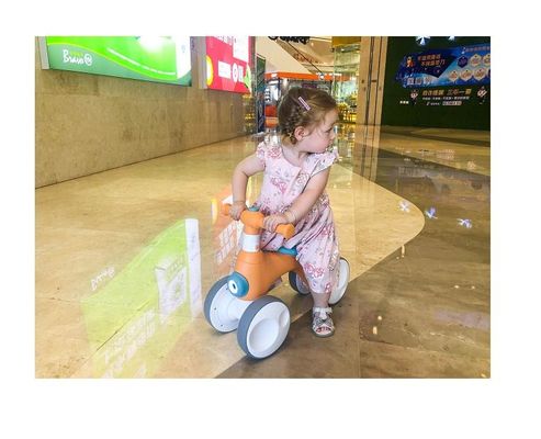 プラスチック4輪 子供のバランスバイク 音楽ライトバブル装置 最大荷重30kg