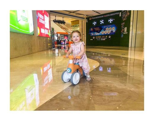 プラスチック4輪 子供のバランスバイク 音楽ライトバブル装置 最大荷重30kg