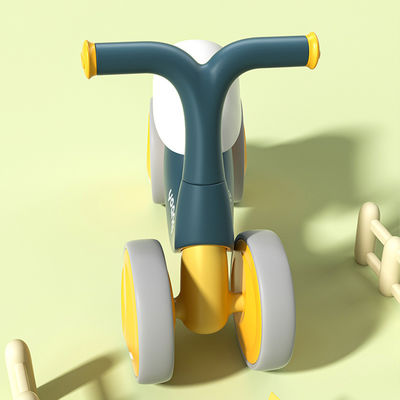 オレンジプラスチックベビーウォーカー バランスカー サイレントローラースケートとグリーンデザイン