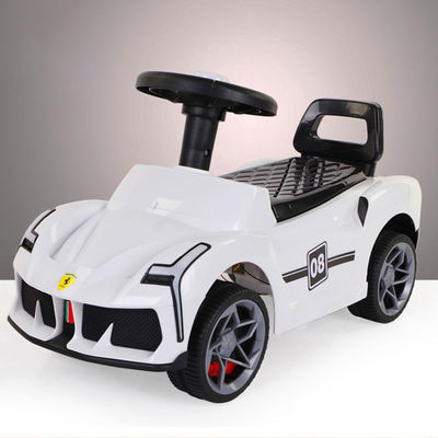 女の子 赤 白 黄色 スウィング 音楽 子供 の バランス スクーター 車 で 音楽 を 演奏 する