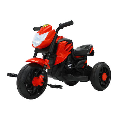 性別中立な青い子供たちは,ペダルと最高のモーターカーを搭載した三輪バイクに乗る