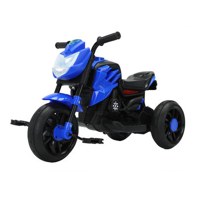 性別中立な青い子供たちは,ペダルと最高のモーターカーを搭載した三輪バイクに乗る