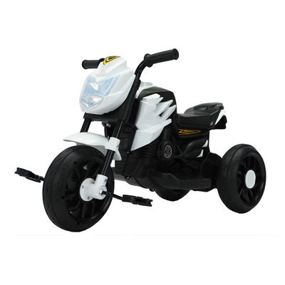 性別中立な青い子供たちは,ペダルと最高のモーターカーを搭載した三輪バイクに乗る