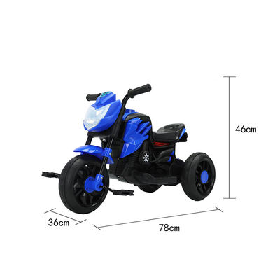 性別中立な青い子供たちは,ペダルと最高のモーターカーを搭載した三輪バイクに乗る