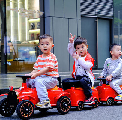 PP プラスチック型 2歳児のための車に乗る子供たちのスイング 幼児教育機能