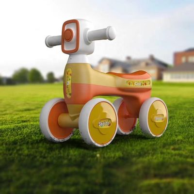2歳から4歳までの子供向けの可愛いスクーター車で バランスバイクに乗る