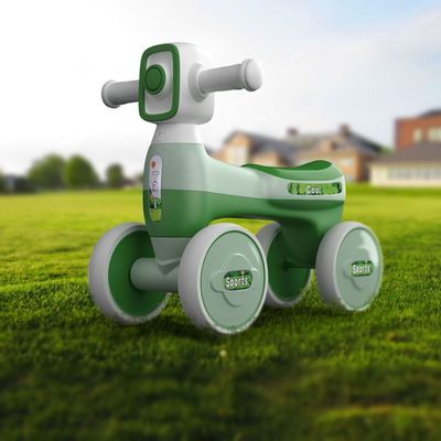 2歳から4歳までの子供向けの可愛いスクーター車で バランスバイクに乗る