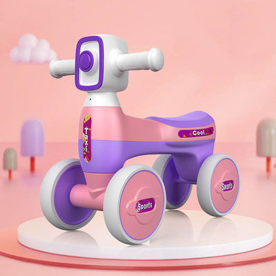 2歳から4歳までの子供向けの可愛いスクーター車で バランスバイクに乗る
