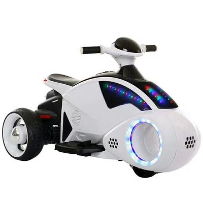 玩具 の 3 輪 の 子供 の 電動 バイク に 乗っ て ください