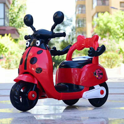 プラスチック 電動 モーターサイクル 子供 は 光 と 音楽 を 放っ て 玩具 に 乗っ て いる