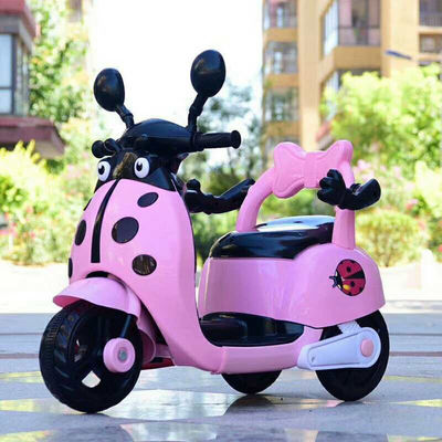 プラスチック 電動 モーターサイクル 子供 は 光 と 音楽 を 放っ て 玩具 に 乗っ て いる