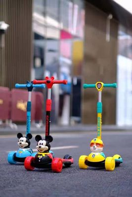 PUフラッシュホイール音楽と折りたたみの機能を持つスクーターカーでプラスチック子供たちのドライブ