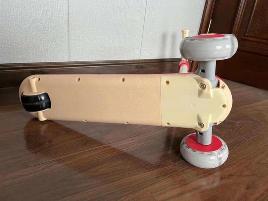 柔らかい革のシート 3輪乗り スクーター 車 子供用 1ボタンの折りたたみ 性別中立