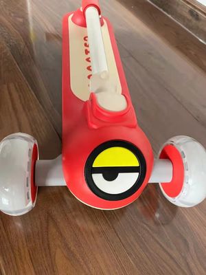 1ボタンの折りたたむ柔らかい革シート 3ホイール乗用 スクーター 車 子供のための耐久性