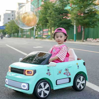 幼稚園のリモコンを搭載した子供のための12Vのおもちゃ車でプラスチック式電気ドライブ