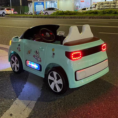 幼稚園のリモコンを搭載した子供のための12Vのおもちゃ車でプラスチック式電気ドライブ
