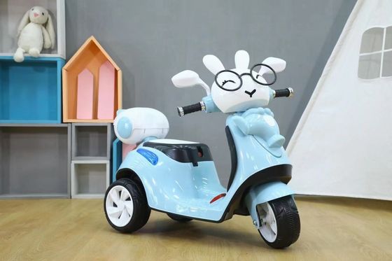 幼稚園音楽と照明を備えたプラスチック製PP 子供用電気自動車 380 モーター