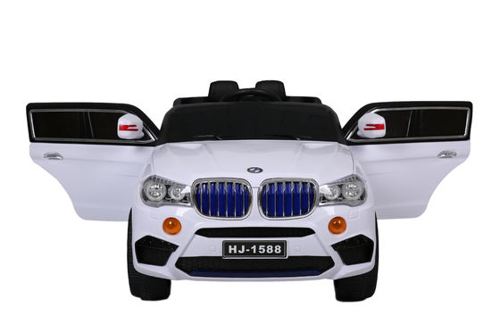 リモコンとスタイリッシュなデザインのおもちゃ車に乗る