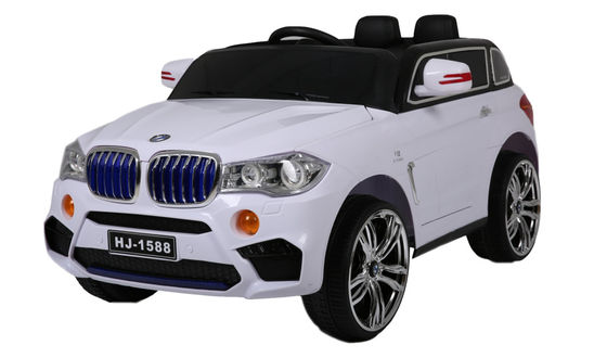 リモコンとスタイリッシュなデザインのおもちゃ車に乗る